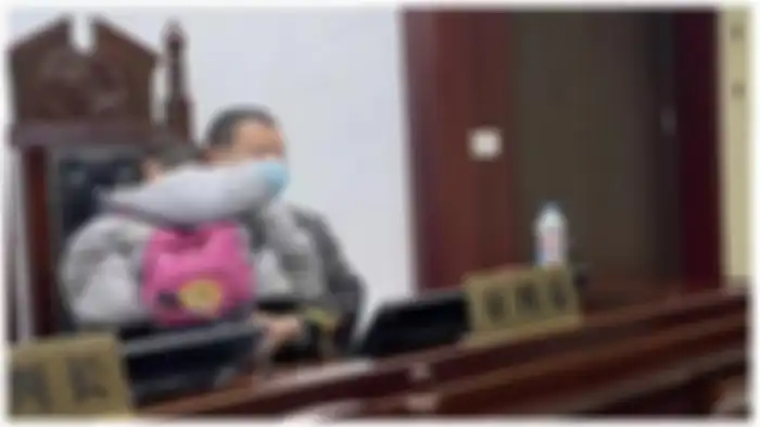 Ayah ibunya debat saat cerai, anak ini nangis hingga tertidur di bahu pak hakim 