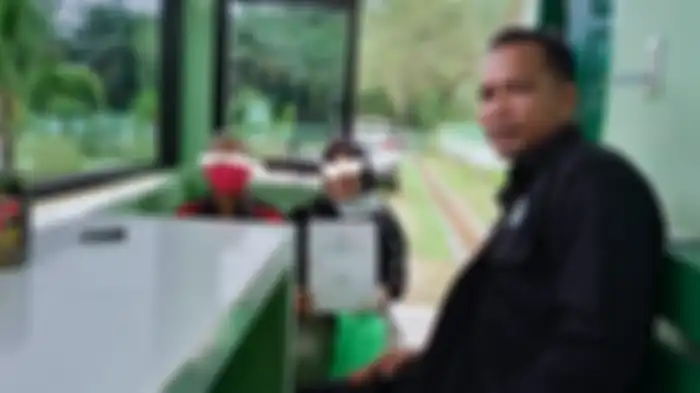 Koptu Ismail (kanan) saat menerima kedatangan Heru dan istrinya di Makodim 0117/Atam, Selasa (25/1/2022) lalu. Pasutri ini berniat menjual tanah demi membeli motor trail permintaan anak. 