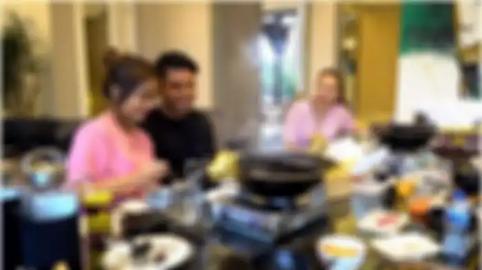 Fuji, Thariq Halilintar, dan rekannya, Vio saat tengah makan bersama, Kamis (3/2/2022). Thariq akui cemburu jika Fuji harus beradegan mesra dengan pria lain dalam film. 