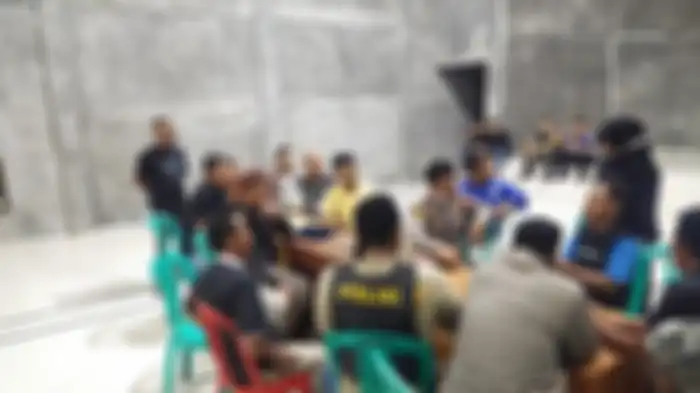 Warga berembuk dengan pihak berwajib di balai desa setelah menggerebek Sekdes Banjarsari diduga selingkuh dengan istri Sekdes.