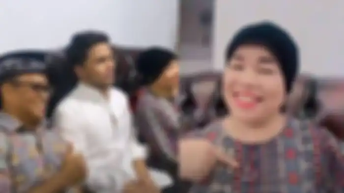 Pertemuan Thariq Halilintar dengan orangtua Fuji, Jumat (22/2/2022), bawa hadiah ini. 