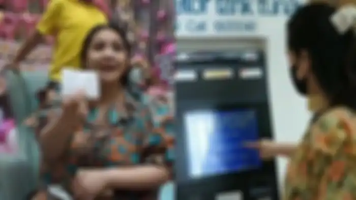 Nagita Slavina saat mengambil uang di mesin ATM BNI di rumahnya