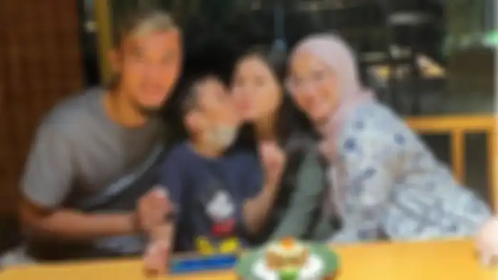 Okie Agustina rayakn ulang tahun anaknya, Nasha dan Miro. 