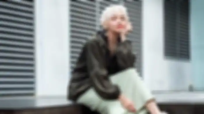 Rina Tampil dengan rambut blonde 