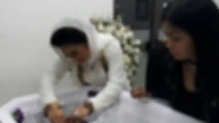 Yana Zein yang menjadi lawan main Krisdayanti ini bikin heboh. Sebab, ayahnya ingin jenazah Yana Zein dimandikan ulang secara Islam.