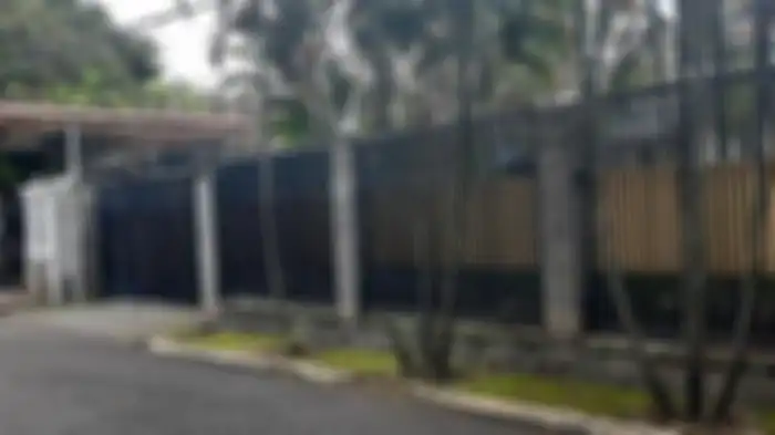 Angelina Sondakh resmi bebas dari penjara. Namun, rumah mewah istri Adjie Massaid menjadi perbincangan tetangga. 
