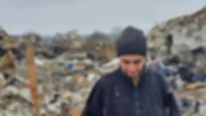 Oleg Rubak berdiri di tengah puing-puing rumahnya di Kota Zhytomyr, Ukraina. 