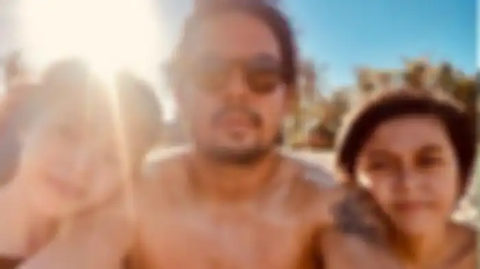 Foto Adilla Dimitri bersama anak-anaknya saat bermain di pantai 