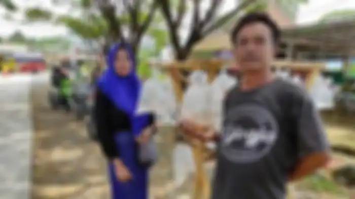Ali bersama Silvia berjualan ikan hias