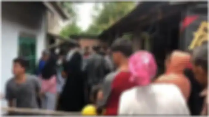Warga berkumpul di depan kontrakan EF pemuda 23 tahun yang tewas tak wajar dan menyiarkan secara live di IG detik kematiannya, Sabtu (5/3/2022).