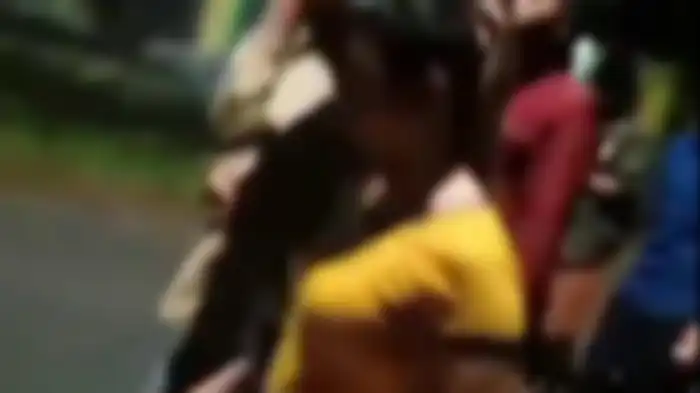 Warga arak pasangan yang diduga lakukan perzinaan di Malang.