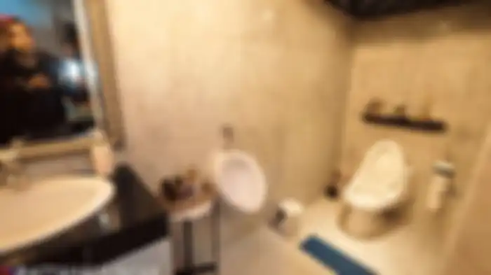 Kamar mandi Ussy dan Andhika