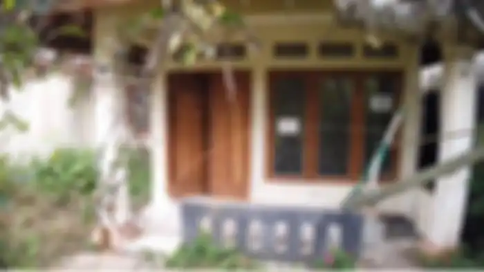 Bagian depan rumah Alda Risma di Bogor yang terbengkalai 