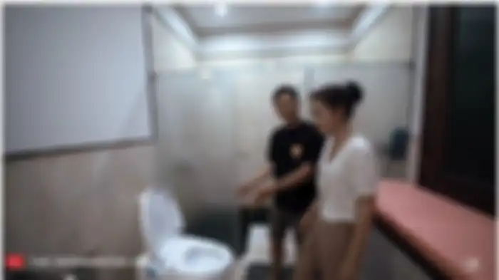Toilet canggih di kamar Ameena
