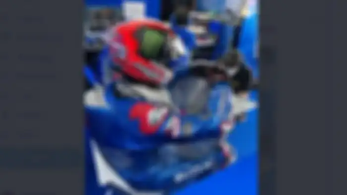 Alex Rins saat memeluk kipas.