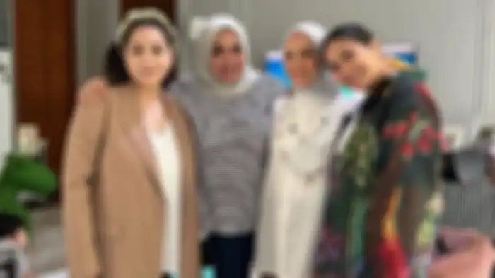 Tya Ariestya temu kangen dengan Rieta Amilia, Nagita Slavina, dan Caca Tengker. 