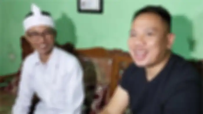 Aa Akmal (kiri) dan Vicky Prasetyo (kanan) saat membicarakan soal terapi keperkasaan pria di kawasan Cawang, Jakarta Timur, Sabtu (19/3/2022). 