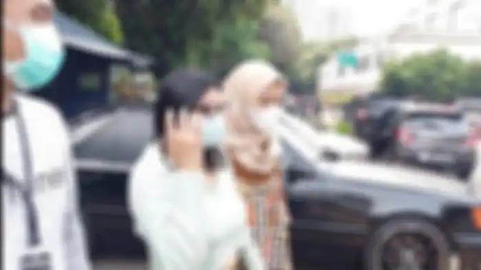 Konten kreator Dea OnlyFans telah tiba di Polda Metro Jaya, Jakarta Selatan setelah ditangkap polisi di Malang, Jawa Timur, Jumat (25/3/2022).
