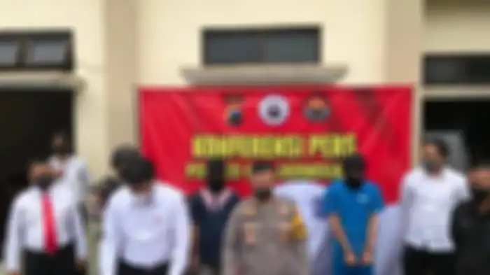  Dua pelaku pemain video mesum pasangan sejenis yang bikin viral di Banjarnegara diamankan polisi.