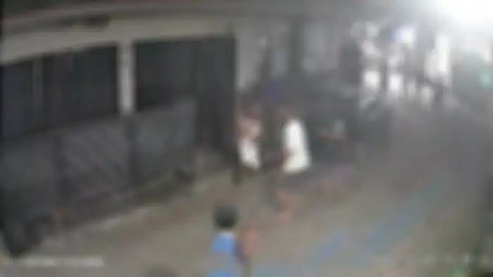 Tangkapan layar rekaman CCTV saat A dibakar tiga pelaku di Jalan Lingkungan, Kecamatan Pasar Rebo, Jakarta Timur, Rabu (28/3/2022). 