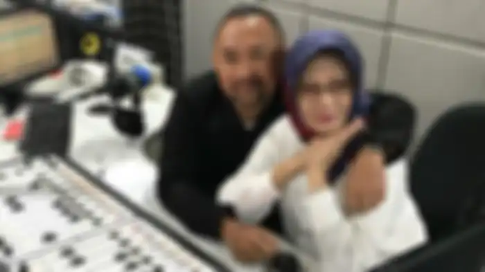 Ronal Surapadja ditemani oleh sang ibunda
