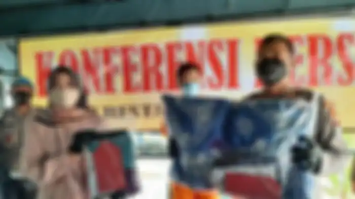 Polisi memperlihatkan barang bukti tindakan pelecehan seksual anak di bawah umur oleh mahasiswa, Jumat (8/4/2022).