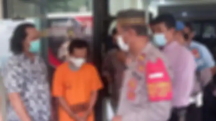 Polsek Bekasi Kota mengamankan seorang pria berinisial AS (35) warga Banjarnegara yang melakukan penipuan dan perampasan barang berharga terhadap seorang perempuan di Kota Bekasi. 