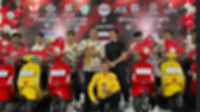 Atta Halilintar dan Putra Siregar Bos dari PStore membagi-bagikan motor Vespa untuk seluruh anggota timnas futsal Indonesia.