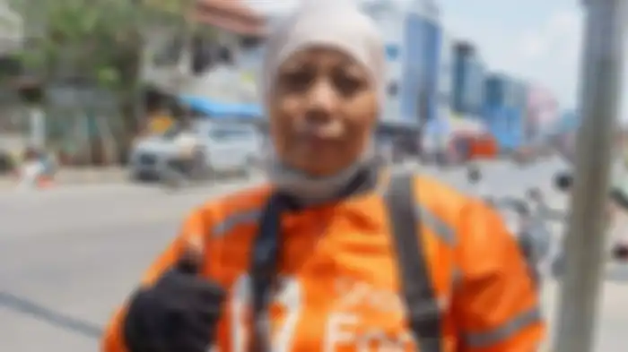 Fadjar Rini alias Mpok Rini, seorang nenek yang jadi driver ojol khusus pesan antar makanan.