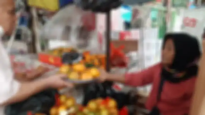 Atikah, pedagang buah di Tanah Abang yang terpaksa tak mudik karena tak punya duit