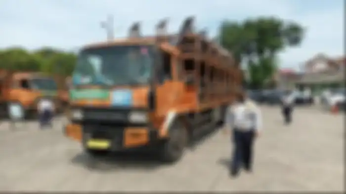Beberapa motor milik peserta mudik gratis yang saat diangkut ke truk di Terminal Pulogadung, Jakarta Timur, Selasa (26/4/2022).