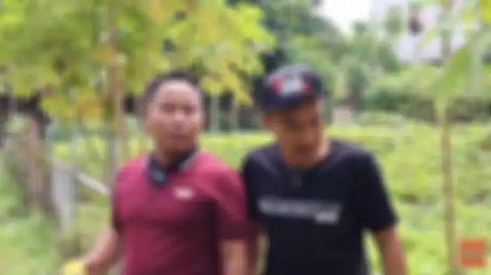 Narji memamerkan sawah dan kedubnnya kepada Rico Ceper