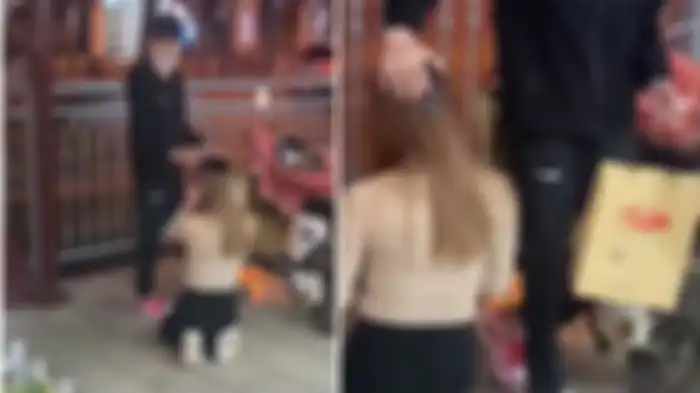Viral potret gadis berlutut di depan pacarnya 
