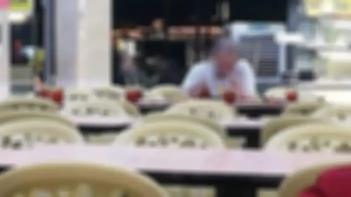 Seorang pria tua memesan 8 porsi makanan dan seolah-olah sedang berbincang dengan keluarganya.
