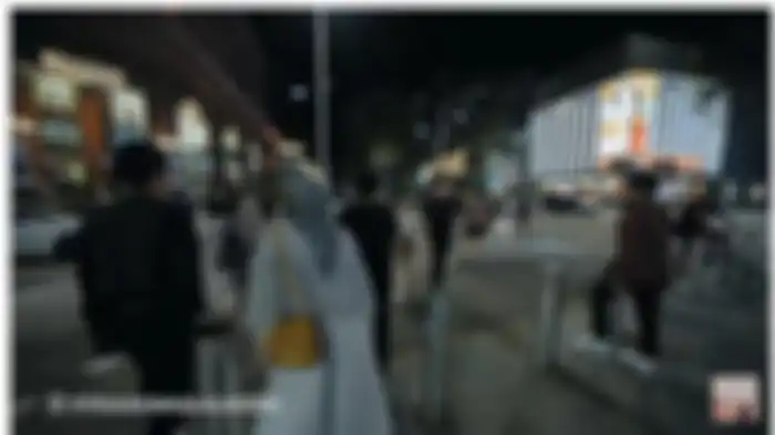 Keluarga besar Aurel Hermansyah jalan-jalan malam di Singapura