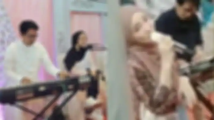 Ayus dan Nissa Sabyan kepergok manggung di gang sempit, ramalan paranormal ini jadi kenyataan.