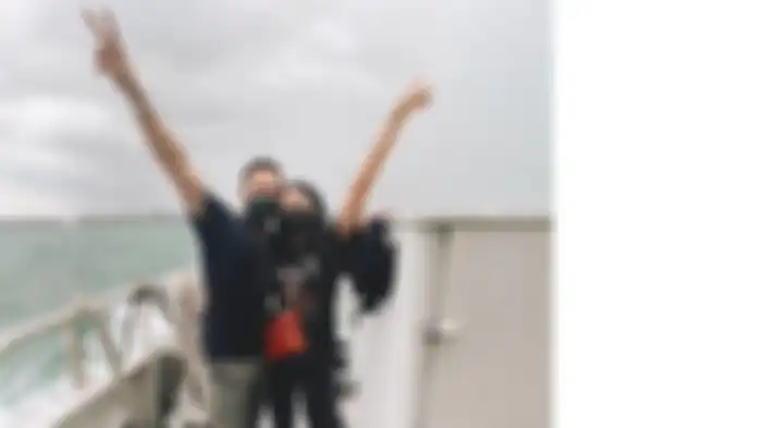 Naysilla Mirdad dan Arfito terlihat mesra di atas kapal. 