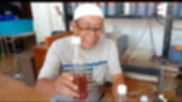 Pebisnis madu bernama Akhmad Lakoni (68) bocorkan rahasia agar tak kena tipu saat beli madu.