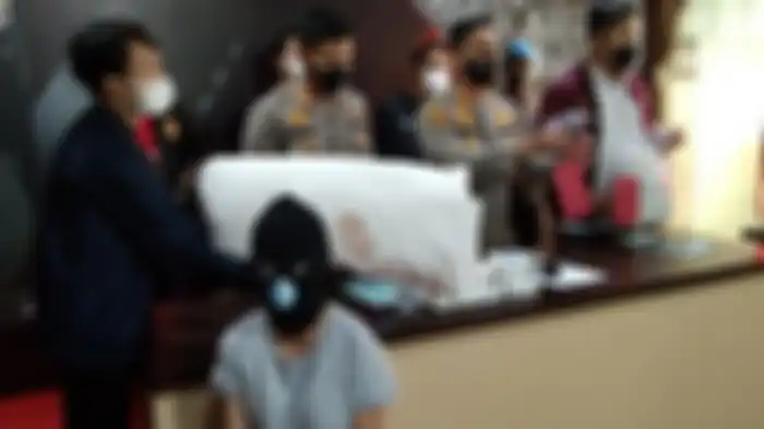 Kapolrestabes Semarang Kombes Pol Irwan Anwar tunjukkan barang bukti RS membunuh anaknya di hotel.
