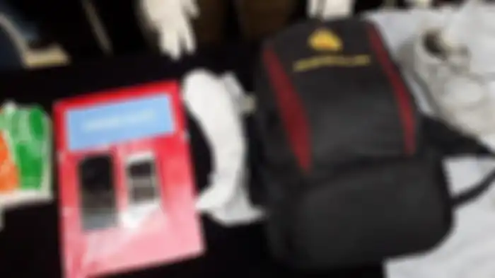 Barang bukti tas bertuliskan Polda Metro Jaya, ponsel dan berbagai barang lainnya yang diamankan dari pelaku penculikan yang ditangkap Polres Bogor, Kamis (12/5/2022). 