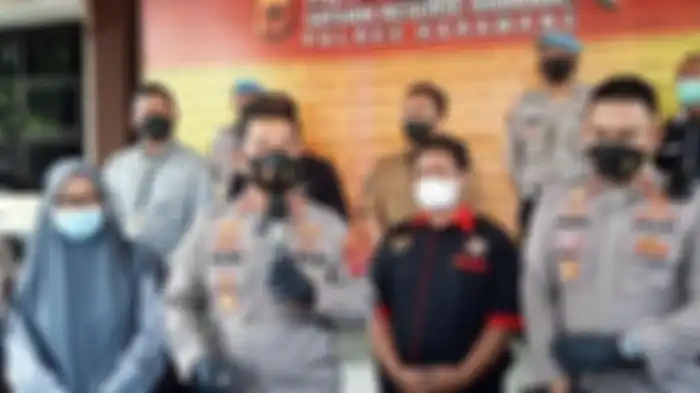 Kapolres Karawang AKBP Aldi Subartono bersama Dinas Pertanian dan Kesehatan Karawang saat mengumumkan hasil uji lab viralnya soal dugaan bakso tikus di Mapolres Karawang, pada Jumat (13/5/2022).