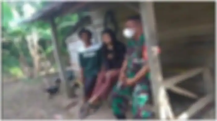 Gadis muda calon pengantin asal Jejawi yang sempat hilang, Mega Mustika (tengah) saat sampai dirumahnya di Desa Cempedak, Kecamatan Jejawi, Kabupaten Ogan Komering Ilir, Senin (9/5/2022) lalu.