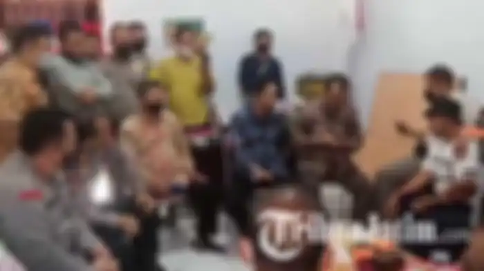 Suasana mediasi warga Desa Karanganom, Kecamatan Kauman, Tulungagung, yang menuntut mundur Kaur Kesra, WHS, karena dituding selingkuh dengan dua perempuan sekaligus, Kamis (12/5/2022). 