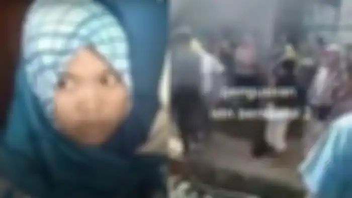 Wanita bersuami dua di Cianjur di usir warga hingga baju-bajunya dibakar.
