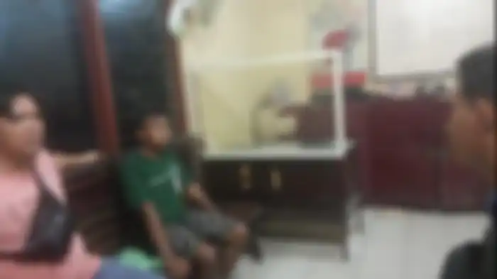 Marwan Syahputra (baju hijau) yang telah diamankan aparat kepolisian, terkait dengan penemuan tulang manusia, di Kecamatan Padang Tualang, Kabupaten Langkat