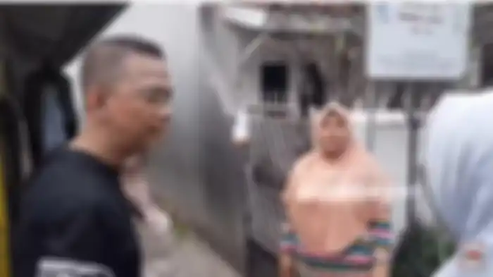 Doddy Sudrajat samperi ibu-ibu di tengah proses urusi pemindahan makam Vanessa Angel.