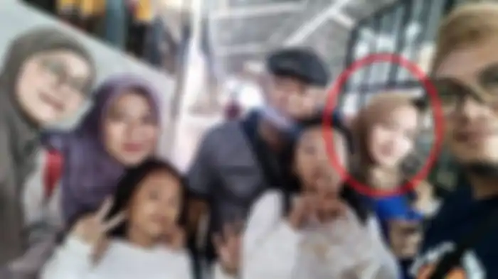 Kakek Sondani dan Fia berfoto bersama keluarga 