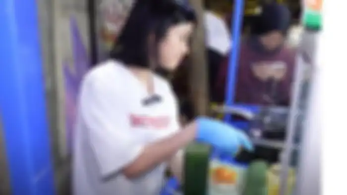 Melati Eks JKT 48 saat berjualan nasi bakar. 