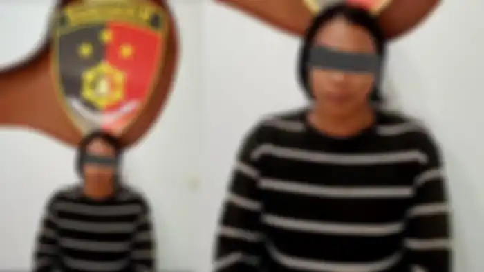 YLN saat digelandang oleh Tim Unit VI Perlindungan Perempuan dan Anak (PPA) Satreskrim Polrestabes Surabaya. Pria 27 tahun ini diduga menjual istri sahnya untuk layanan asusila menyimpang. 
