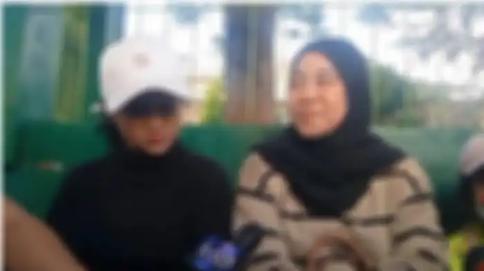 Puput dan Chika saat ziarah ke makam Vanessa Angel